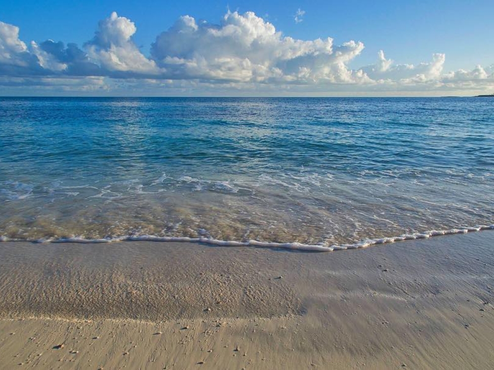 Clear blue Bahamas waters on the beach at Nassau Paradise Island